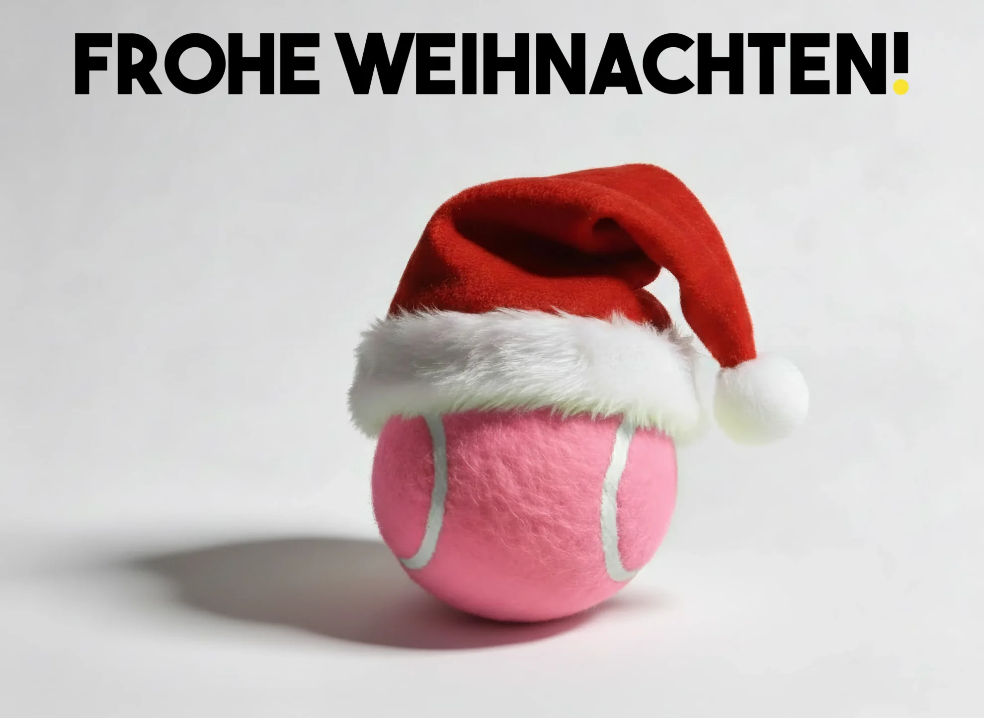 Tennisball mit Weihnachtsmuetze pink Text vektorisiert