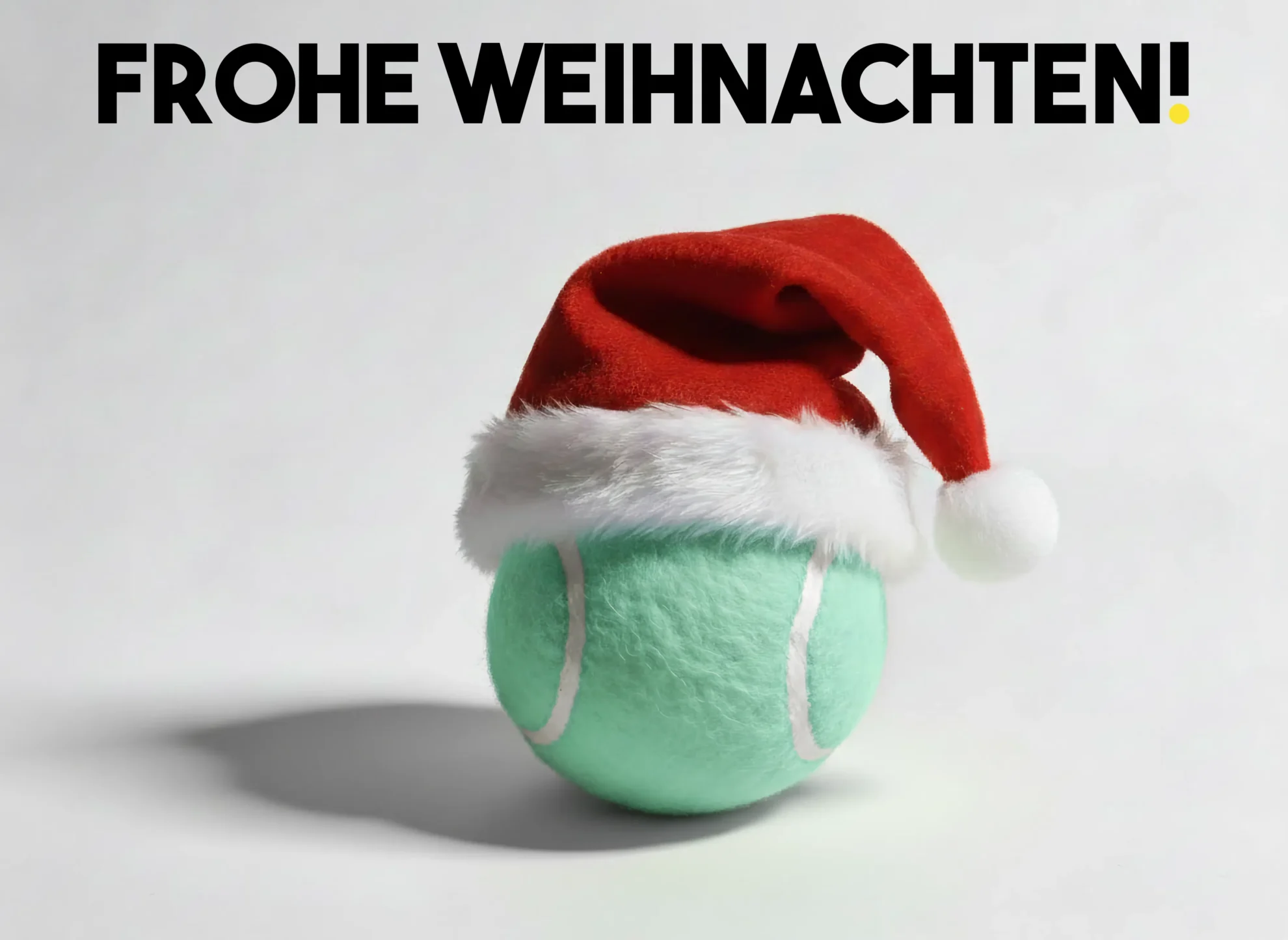 Tennisball mit Weihnachtsmuetze tuerkis Text vektorisiert